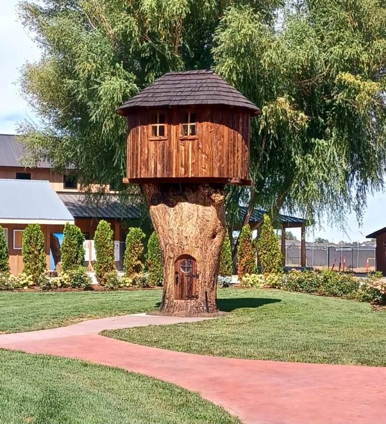 Star Riverhouse Tree House 768x843